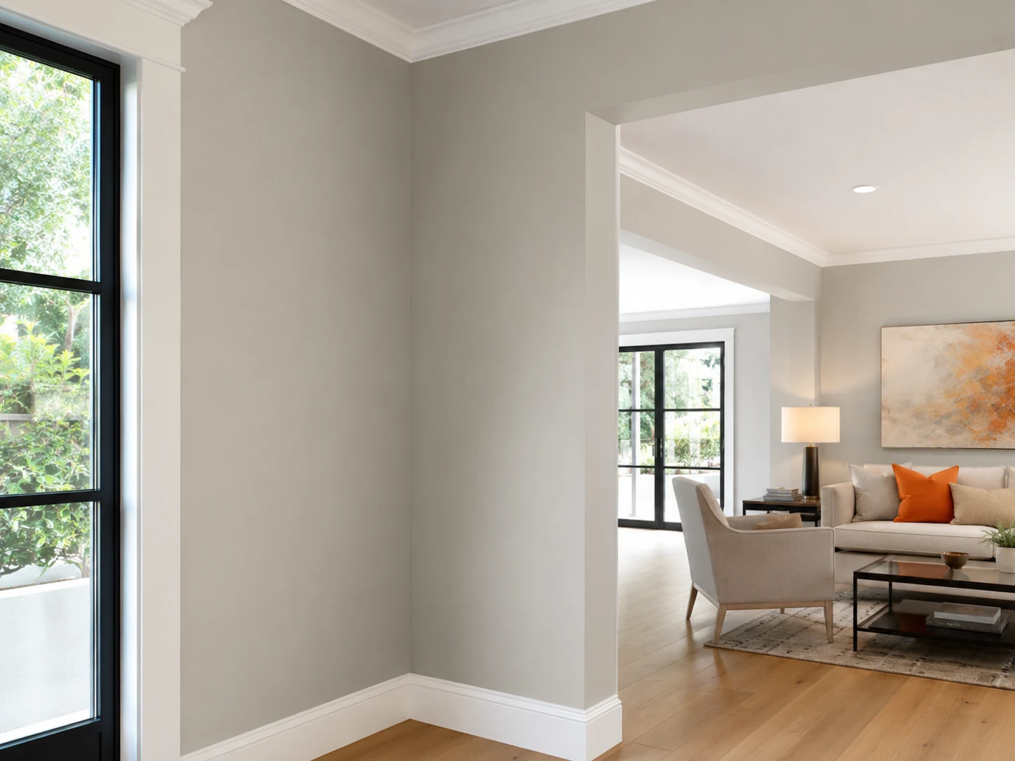 Ambiente com pintura em tom neutro e detalhes em laranja